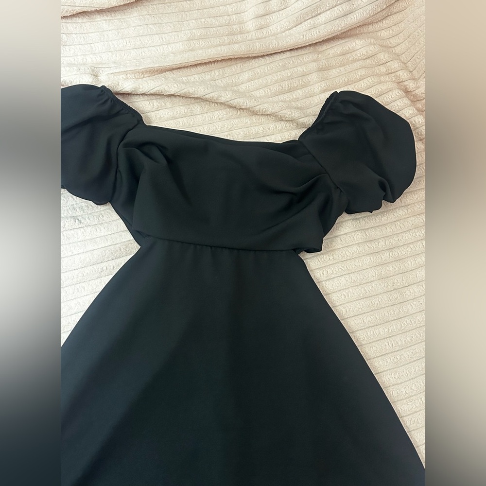 puffed sleeve black dress with slits on wait